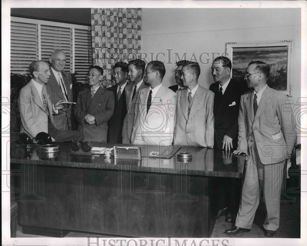 1951 Press Photo BB Williams welcomes Japanese delegates during their visit to - Historic Images