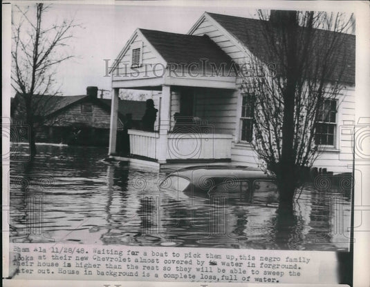 1948 Press Photo A negro family waiting for a boat to rescue them from their - Historic Images