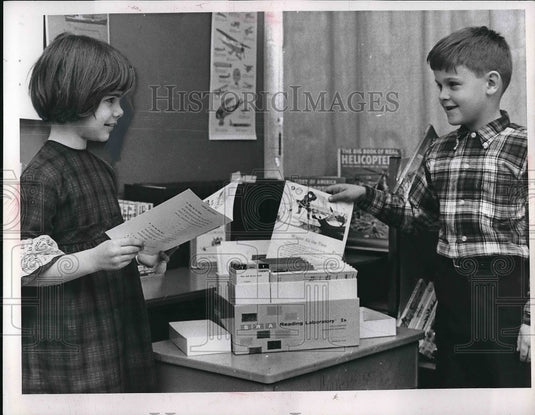 1967 Press Photo School pupils Sherri Knuth & David Donahey in Cleveland, Ohio - Historic Images