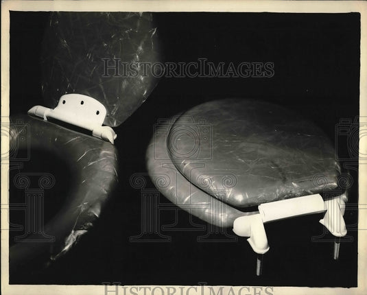 1943 Press Photo Products of Celanese Celluloid Corp,in Rockford, Ill. - Historic Images