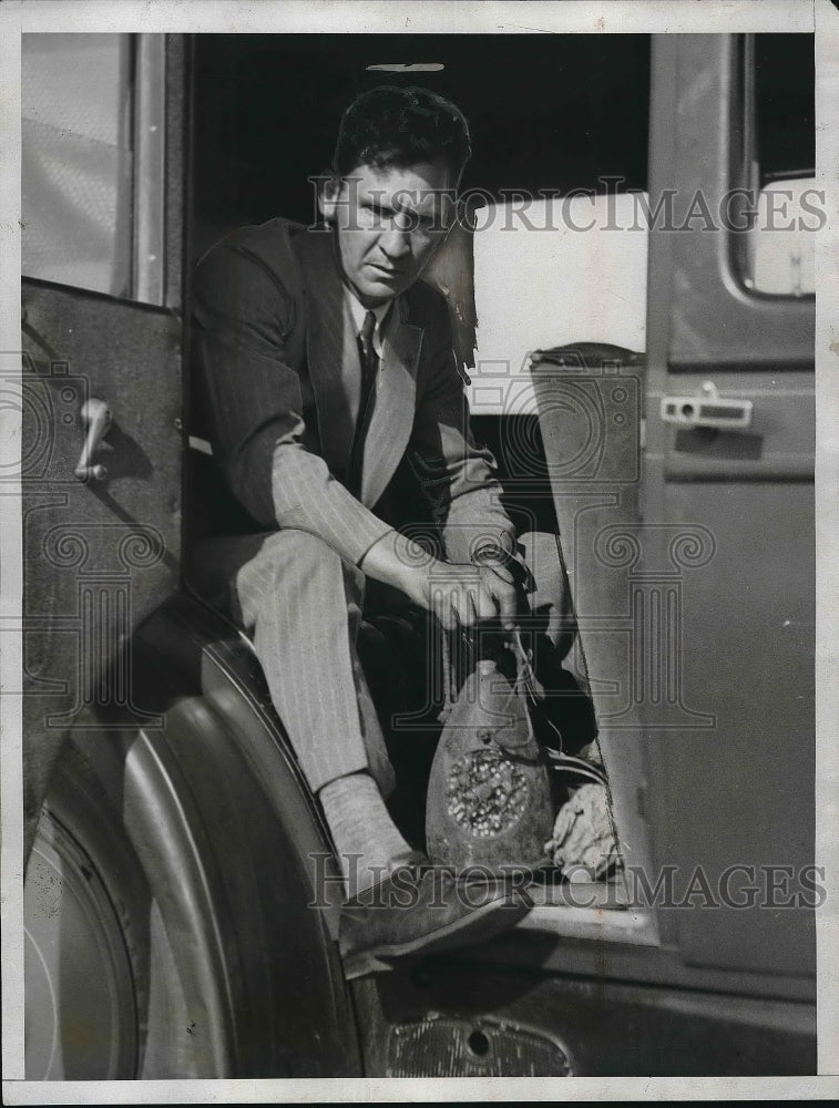 1934 Press Photo Frank Bennett Wired to Home Made Bomb in Alameda, California - Historic Images