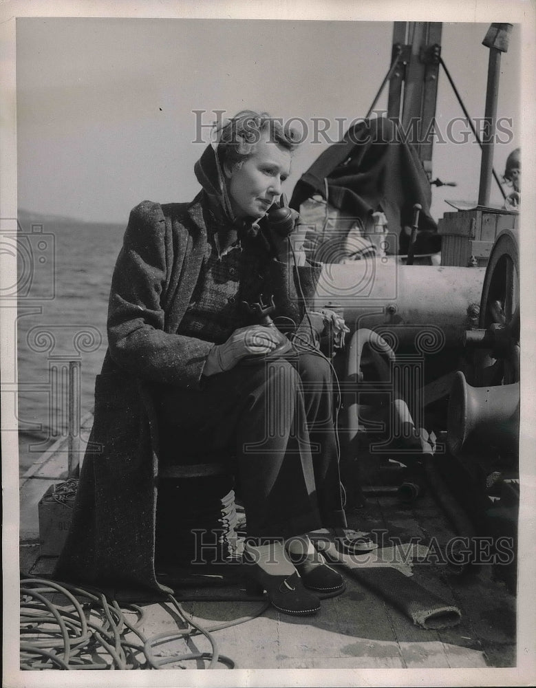 1939 Mrs Cyril Von Baumann Wife Traveler Talking To Husband Ocean - Historic Images