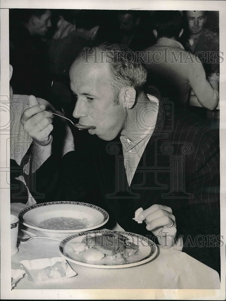 1939 Press Photo Paul Lousch Colombus Liner Boat Sailor Ellis Island - Historic Images