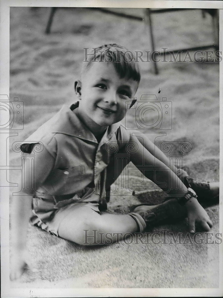 1934 Press Photo Roger Selby plays on the sands at the Gulf Stream apartments - Historic Images