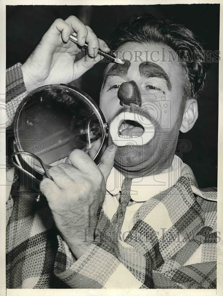 1941 Press Photo G. Wylie Overly, Clown, Ringling Brothers Barnum Bailey Circus - Historic Images