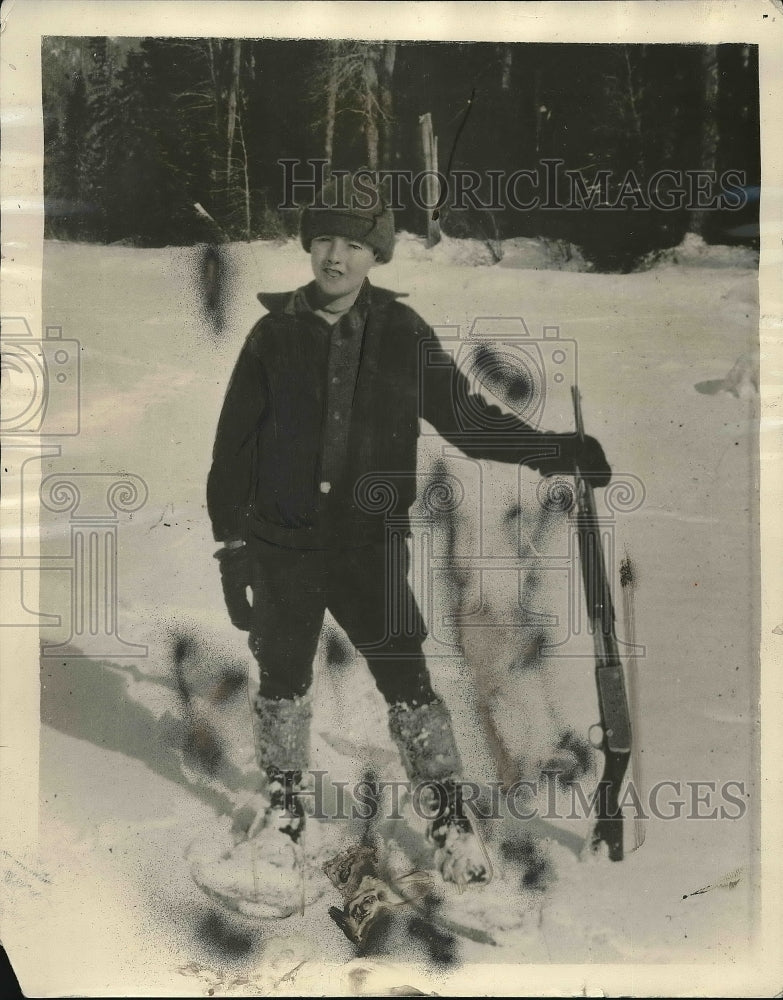 1927 Bobby Robertson, a successful big game hunter using his - Historic Images