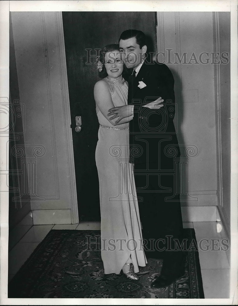 1938 Beatrice Odey And Pat Kavanaugh Attend Butler's Ball - Historic Images