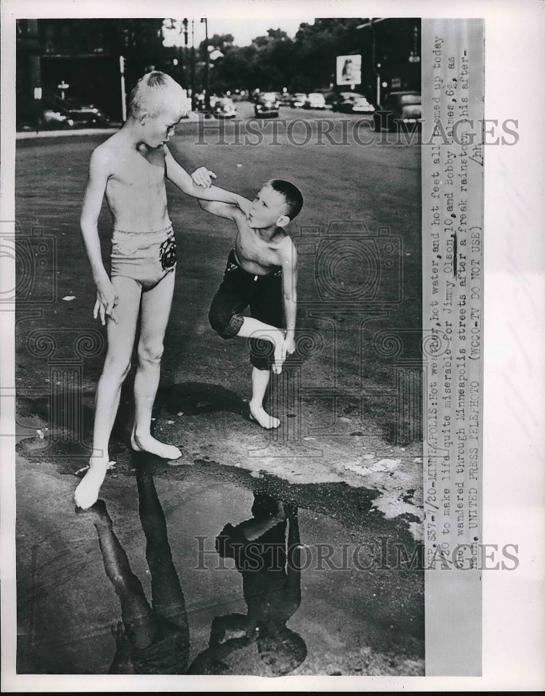 1953 Press Photo Jimmy Olson &amp; Bobby Salmes Play In Minneapolis Street - Historic Images