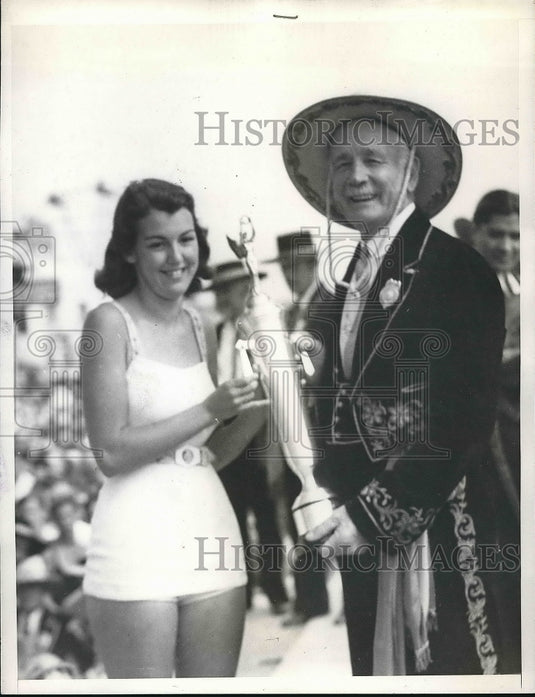 1934 Press Photo Pat O'Brien Wins Bathing Beauty Mayor John Clark Present Trophy-Historic Images
