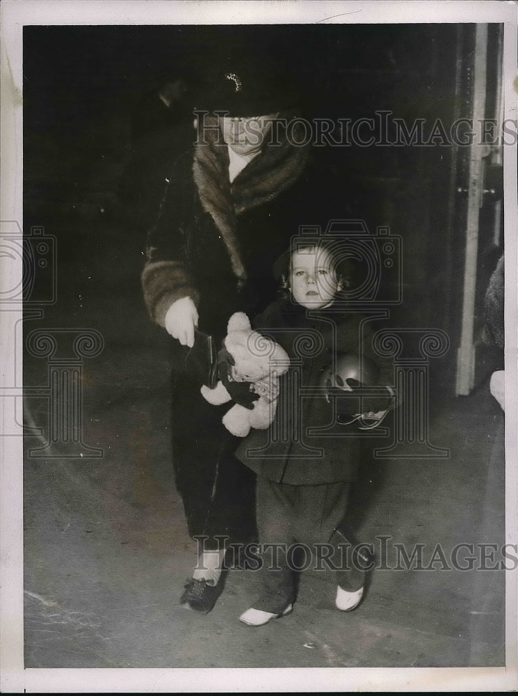 1937 Patricia Oley with her grandmother, Mrs. Edward Oley - Historic Images