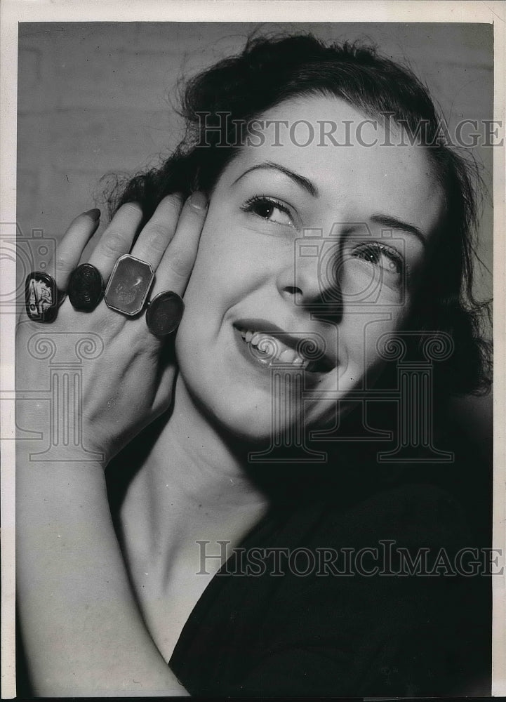 1939 Georgena O'Donnell wearing three Sardonyx intaglio rings and a - Historic Images