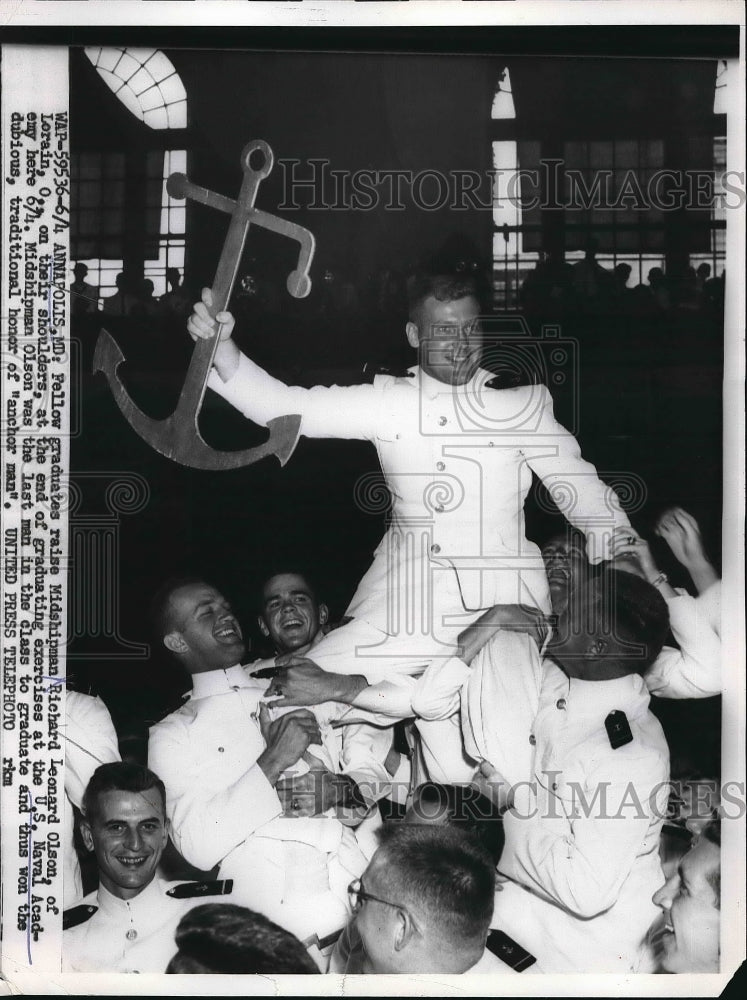 1954 Press Photo Fellow graduates raise Midshipman Richard Leonard Olson at the - Historic Images