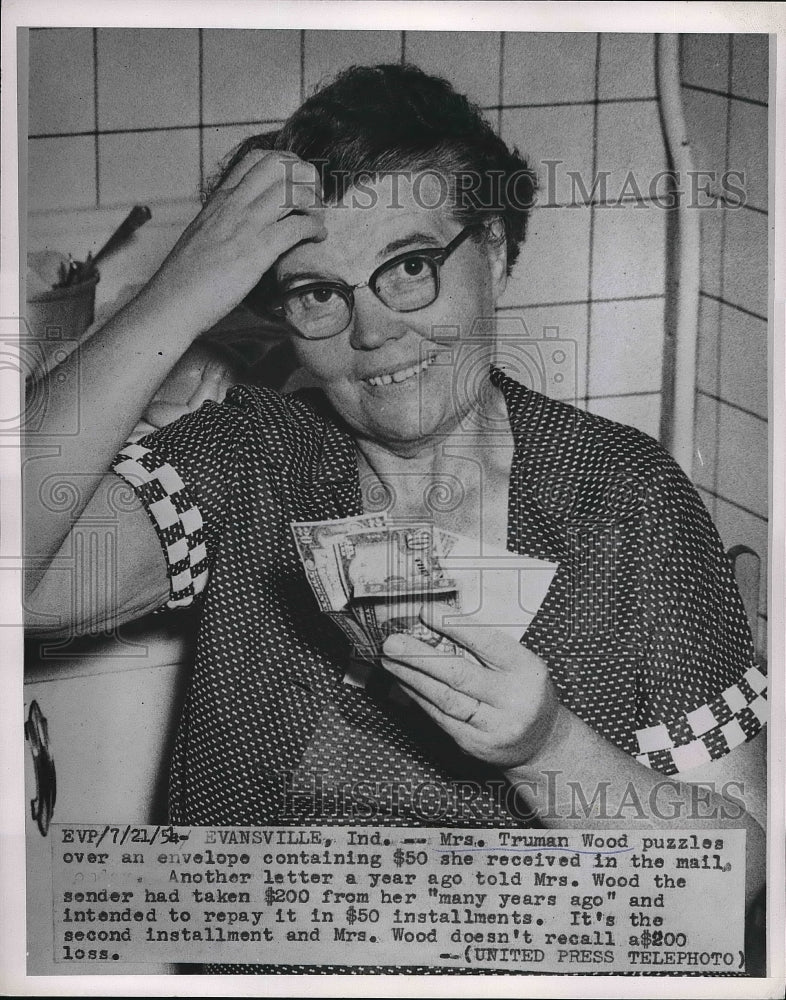 1954 Press Photo Mrs. Truman Wood Puzzles Over $50 Sent to Her In Mail - Historic Images
