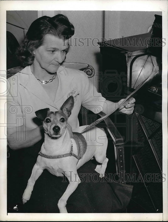 1942 Blanche Lagan Reading Story About Torpedoed Ship of Husband - Historic Images