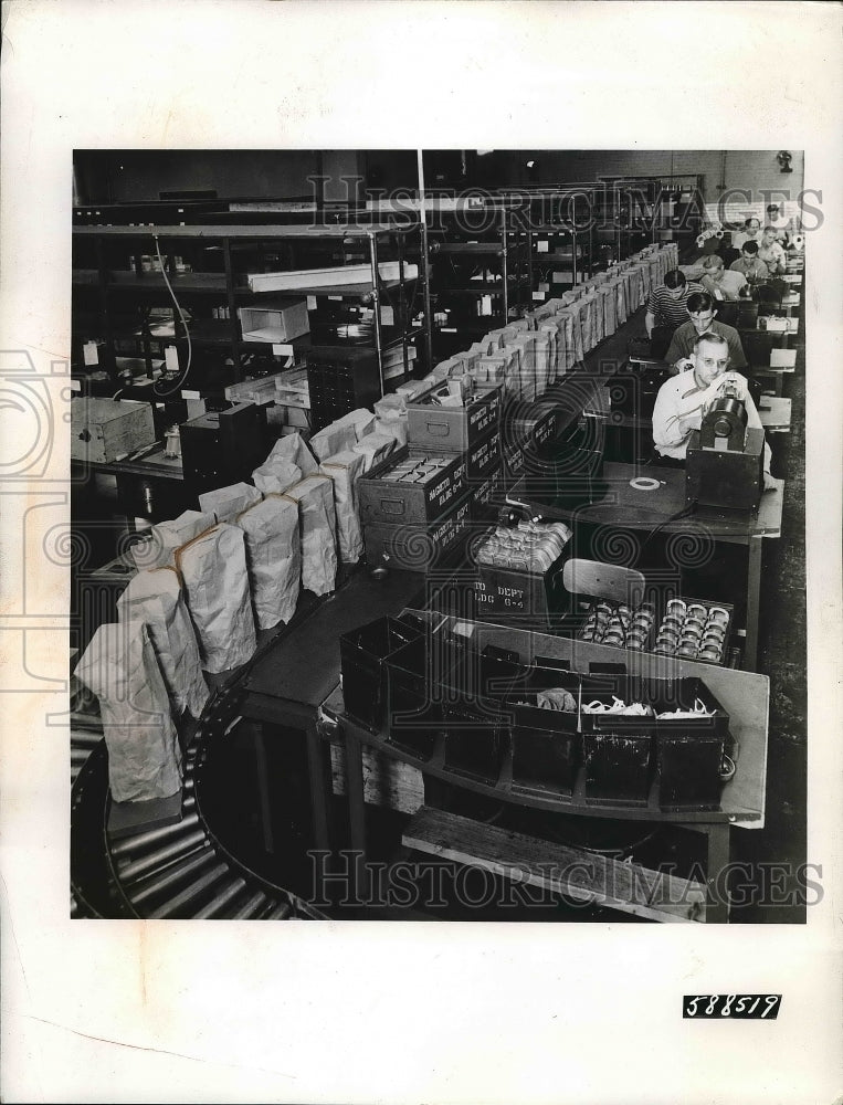 1942 Press Photo Paper bags in assembly line of Mid-west General Electric Plant.-Historic Images