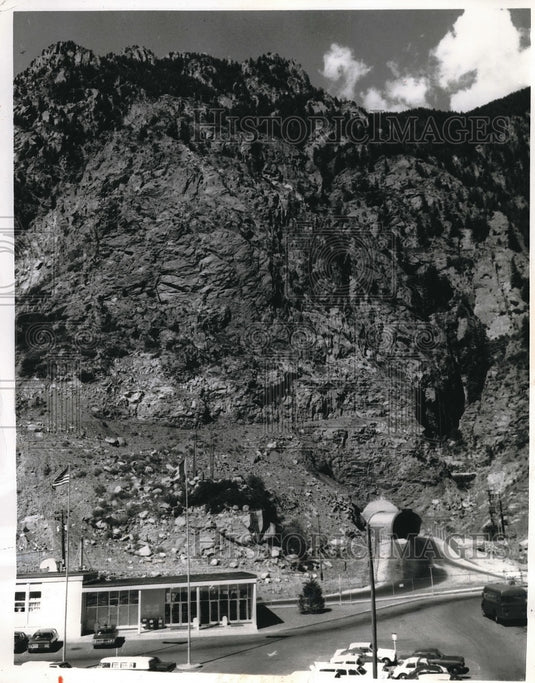 1968 Press Photo U.S and Canada Flags at Cheyenne Mountain in Col. Springs. - Historic Images