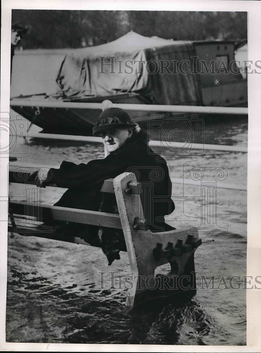 1952 Press Photo Elderly Women enjoyed the spring weather in Thames River.-Historic Images