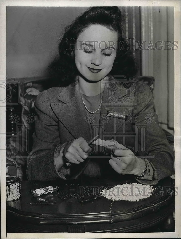 1940 Bernadette Downes of Treasury Dept American Airlines - Historic Images