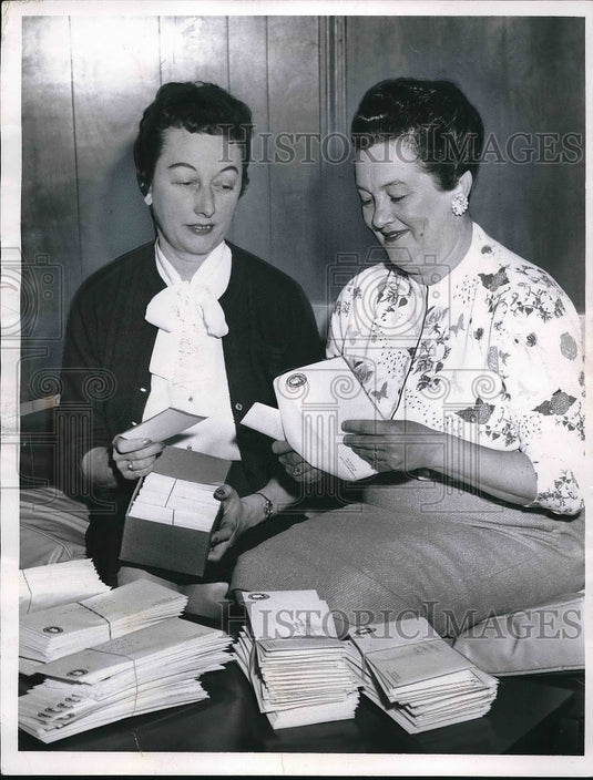 1962 Press Photo Mrs Mary Ann Martin, Mrs Jack Llewwllyn in Cleveland, Ohio - Historic Images