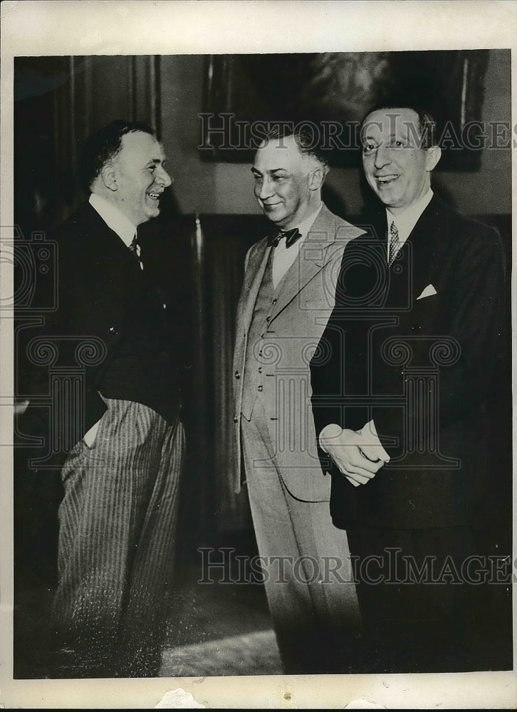 1933 M. Moret, pres of Bank of France, & two reporters  - Historic Images