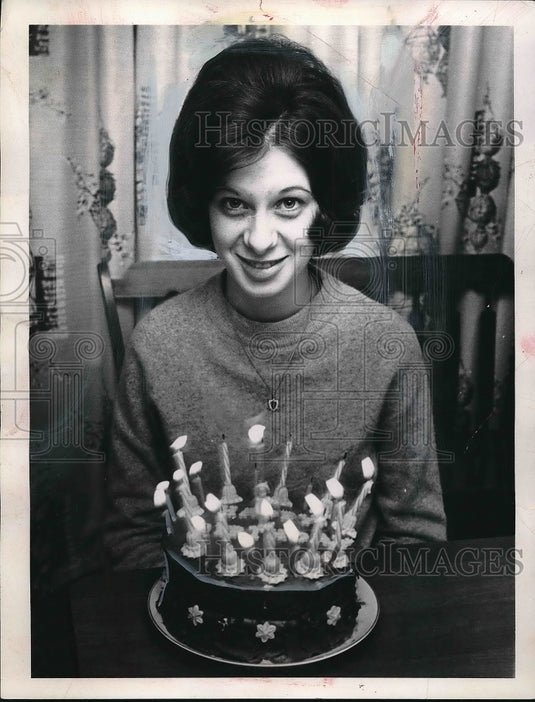 1967 Press Photo Mrs Robert (Judy) Kiley & a birthday cake - nea99857 - Historic Images