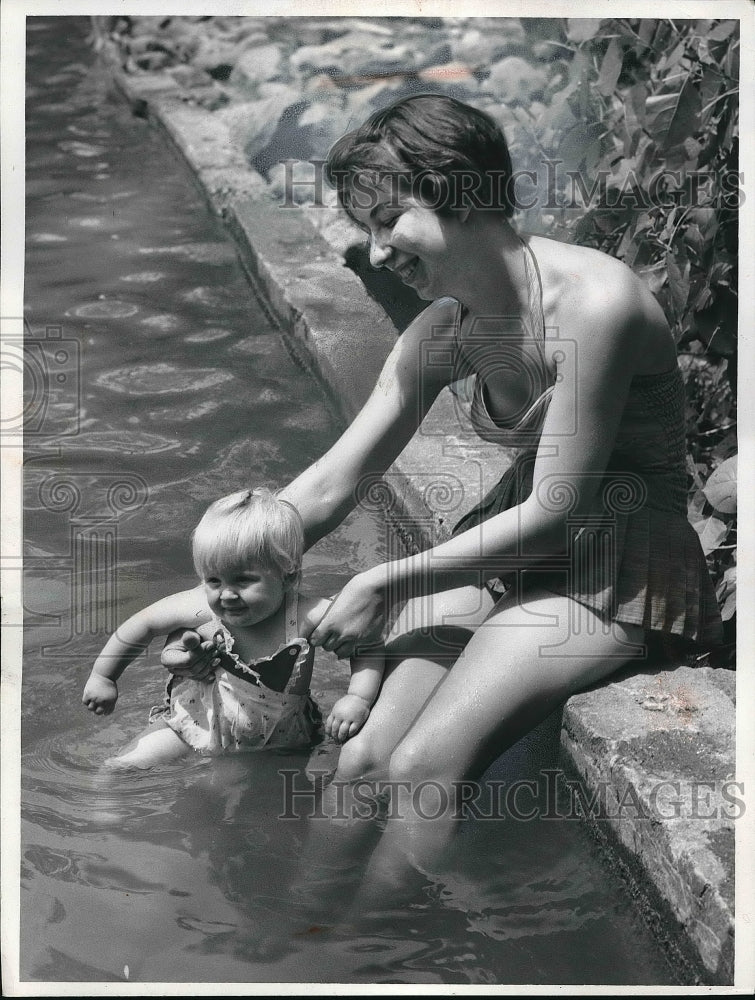 1961 Press Photo Brenda Knapp &amp; niece Sandra Knapp at a swimming pool - Historic Images