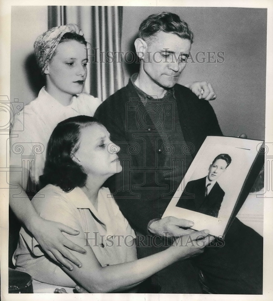 1950 Press Photo Mr &amp; Mrs Joseph Rinnier &amp; daughter Delores &amp; Navy son&#39;s photo - Historic Images
