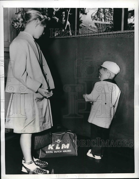 1956 Ronald Richardson. 3 & sister Brigette in NYC  - Historic Images