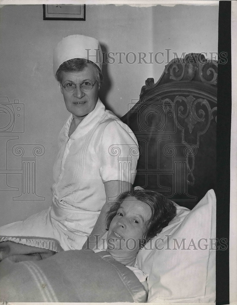 1938 Press Photo Miss Meeks &amp; a nurse after her abduction - nea99904 - Historic Images