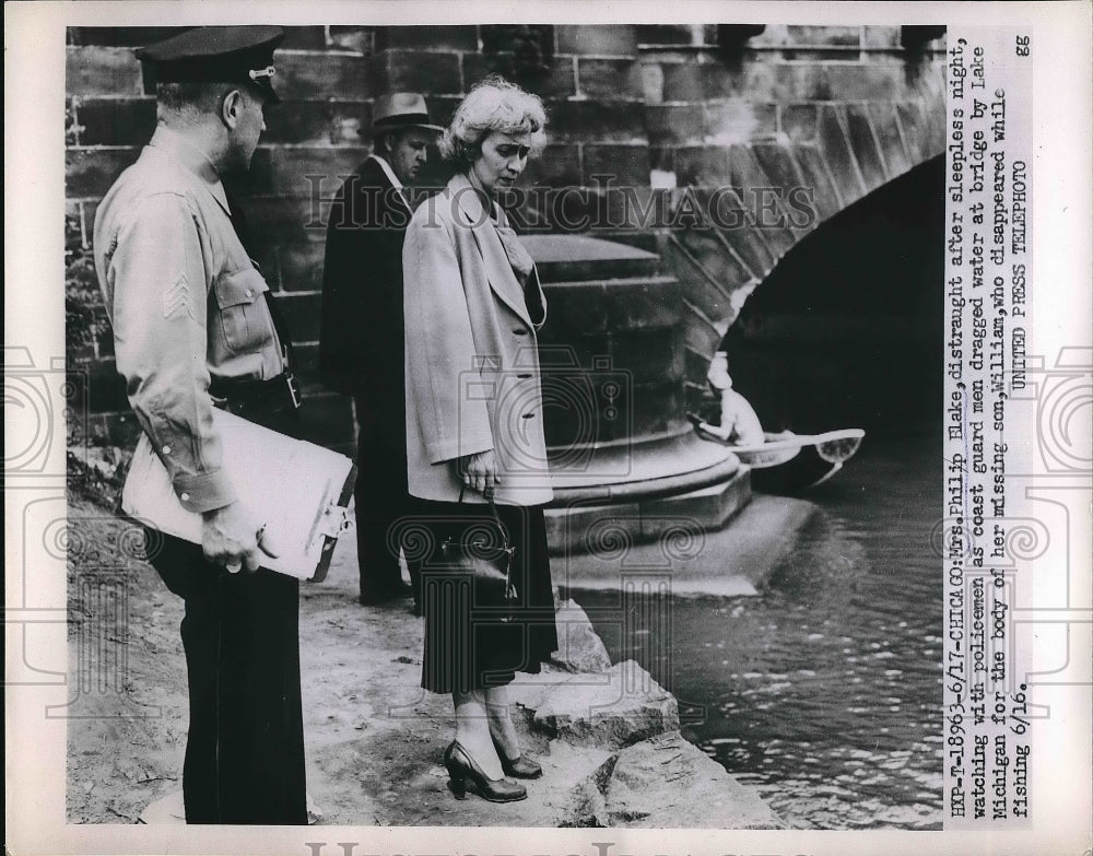 1946 Press Photo Mrs. Philip Blake watching policeman Lake Michigan Body of Son - Historic Images