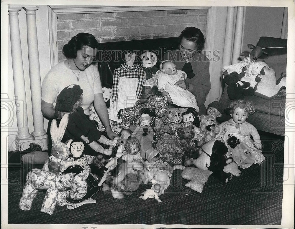 1936 Press Photo Beaver College Miss Jane Bretlz Miss Betty Johnson Dolls - Historic Images