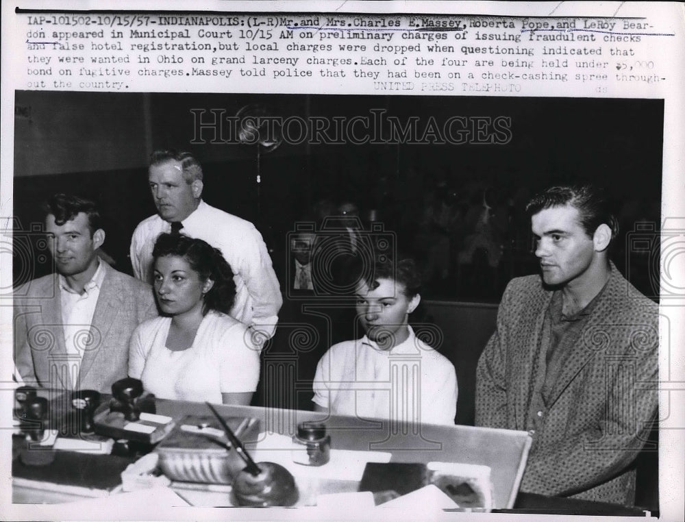 1957 Press Photo Mr &amp; Mrs Charles Massey, R Pope, L Beardon , check fraud - Historic Images