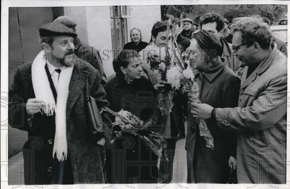 1968 Press Photo Lawyers Zinaida Kaminskaya &amp; Olga Kalistratova Given Flowers - Historic Images