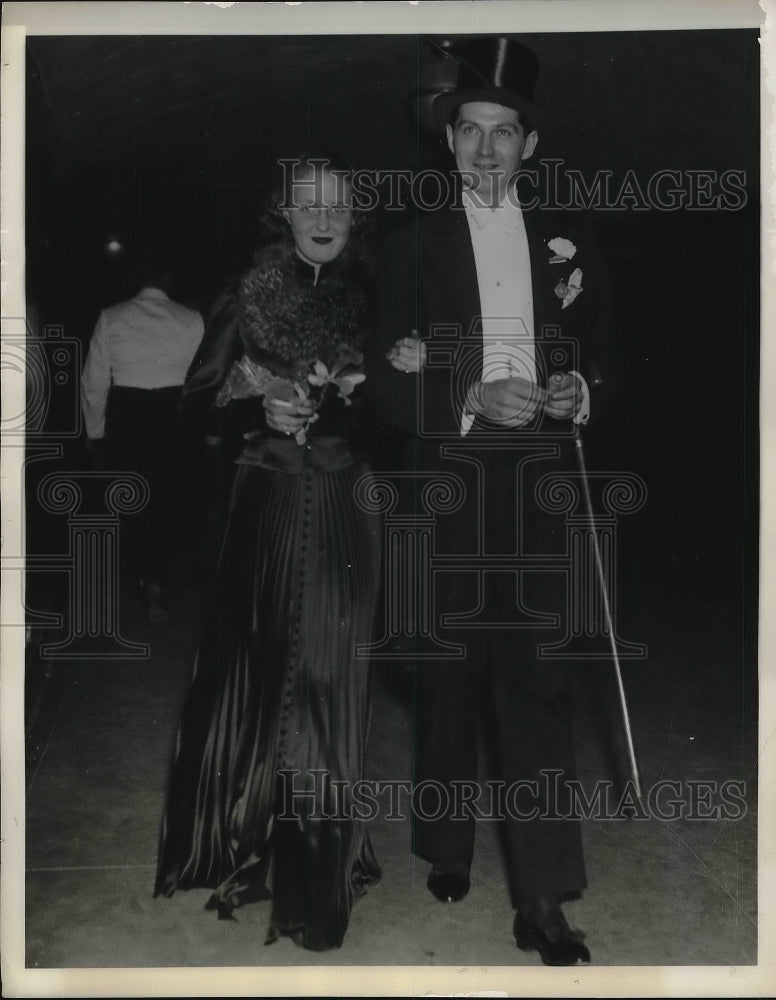 1935 Press Photo George Shermn Jr &amp; Katherine Barker at Madison Square-Historic Images