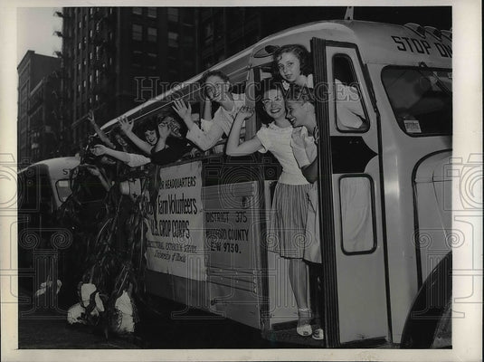 1945 Chicago, Ill Univ of Ill girls for farm labor jobs - Historic Images