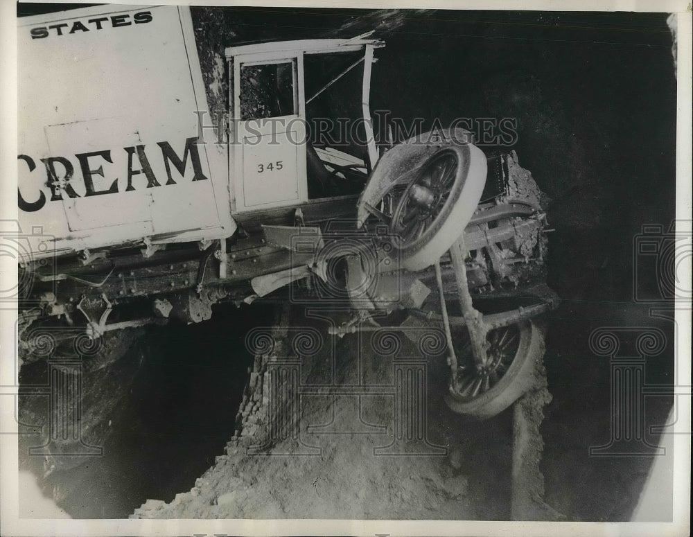 1932 Press Photo Ice Cream Truck suspended on the gravity in Philadelphia. - Historic Images