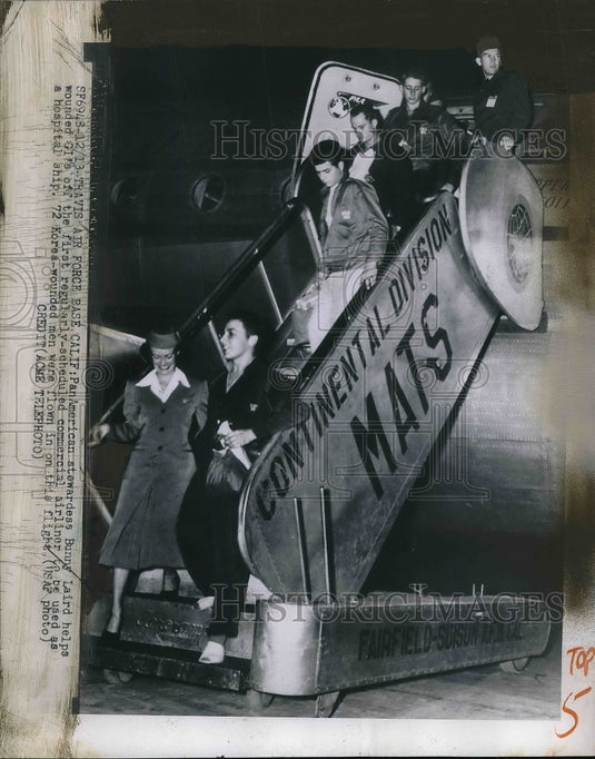 1950 Press Photo Pan American Stewardess Helps Wounded GIs Off Of Plane - Historic Images