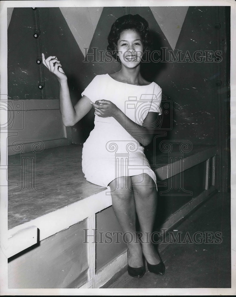 1960 Press Photo Linda Flores Finalist In Miss American Teenager Contest - Historic Images