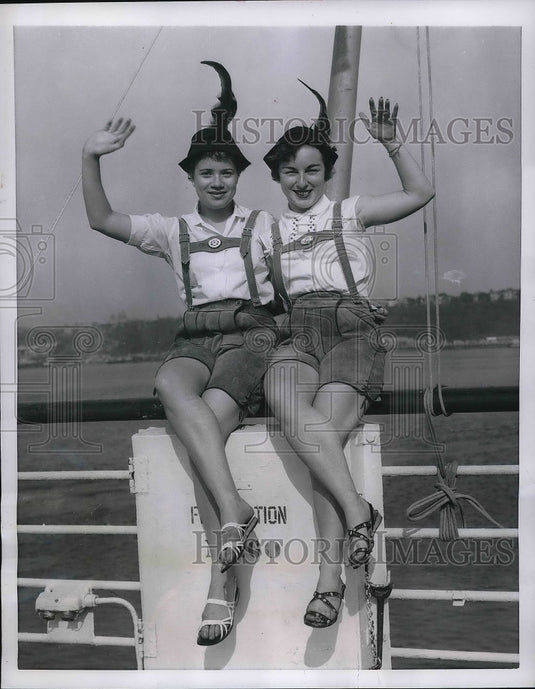 1956 Press Photo Marilyn Schlarfman & Valerie McMahon With Tyrolean Outfits-Historic Images