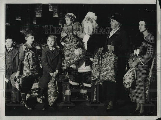 1931 Press Photo Mrs Hoover Gives Gifts To Poor Children In Washington DC - Historic Images