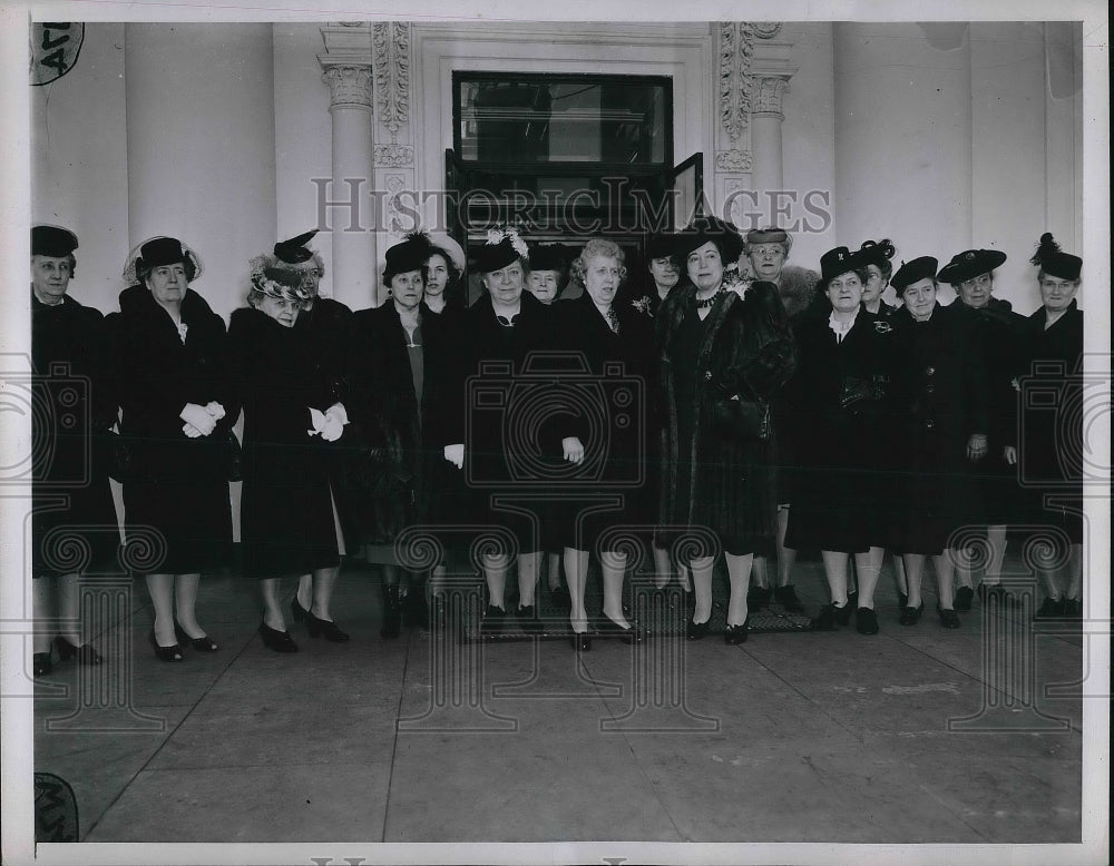 1946 Press Photo Mrs.Harry Truman with Women's Overseas Service League. - Historic Images