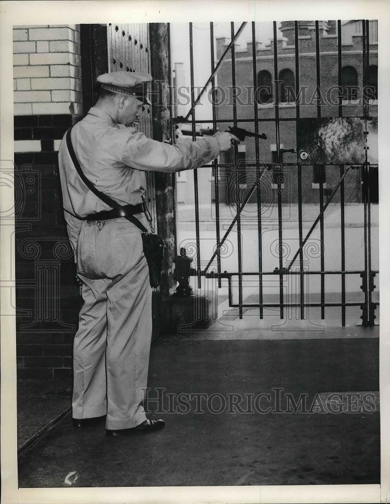 1941 Press Photo Guard George Earle while on duty - Historic Images