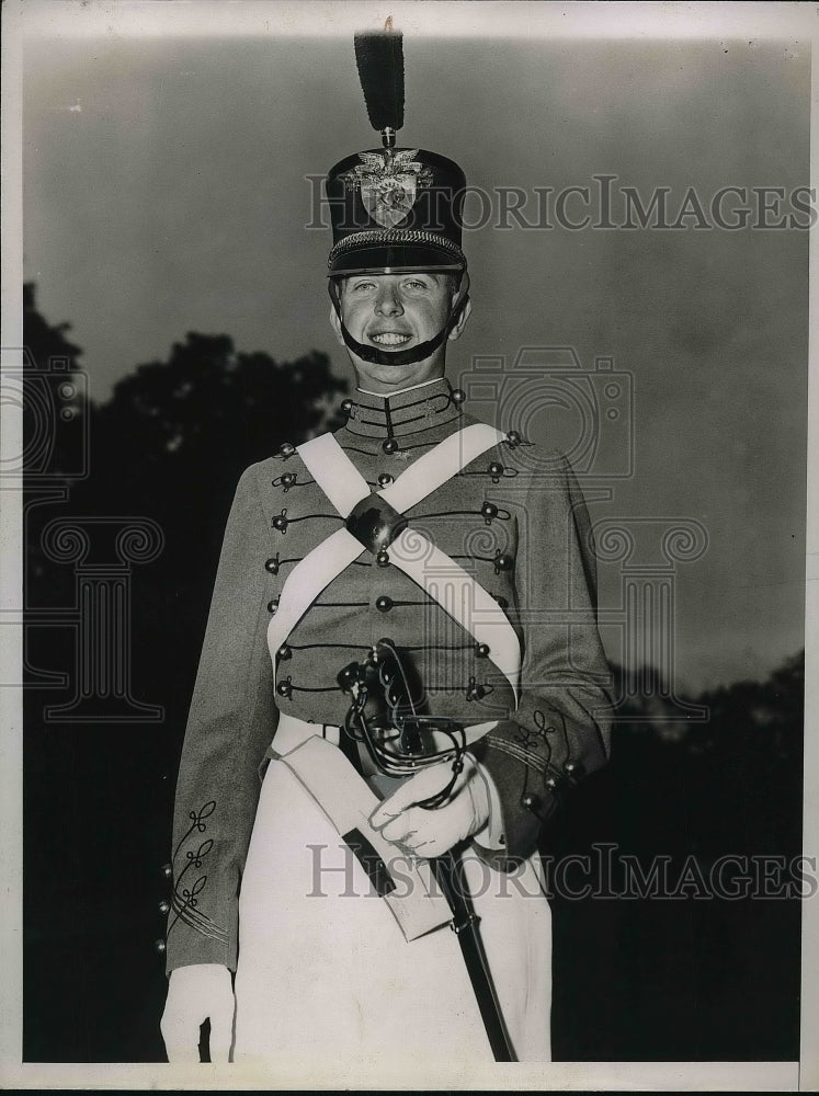 1935 Press Photo Cadet John D. Bristor with the Memorial Sabre - Historic Images