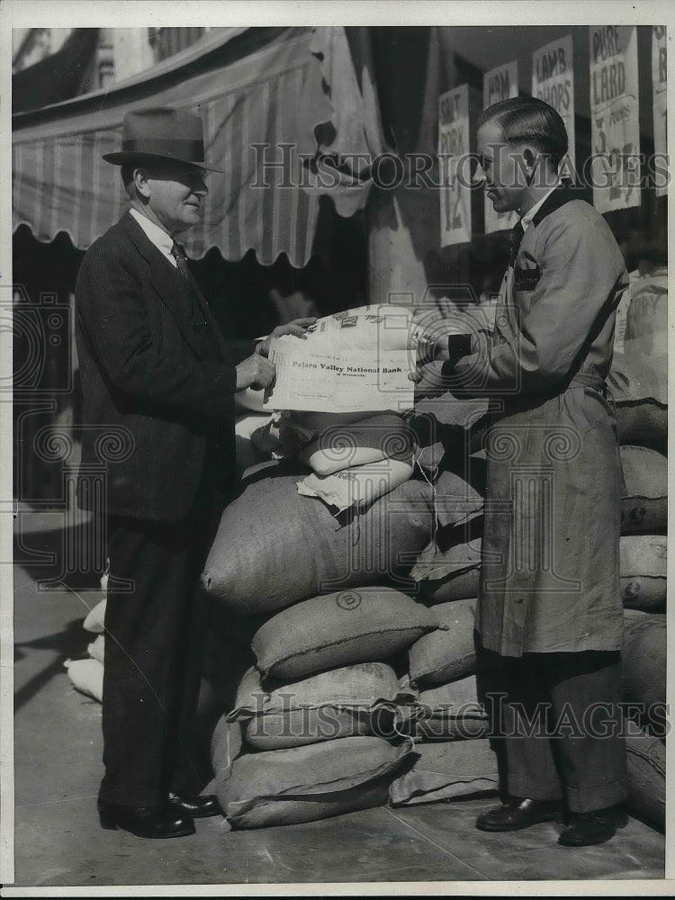 1932 Press Photo Mayor C.H. Baler purchased supplies with Prosperity checks. - Historic Images