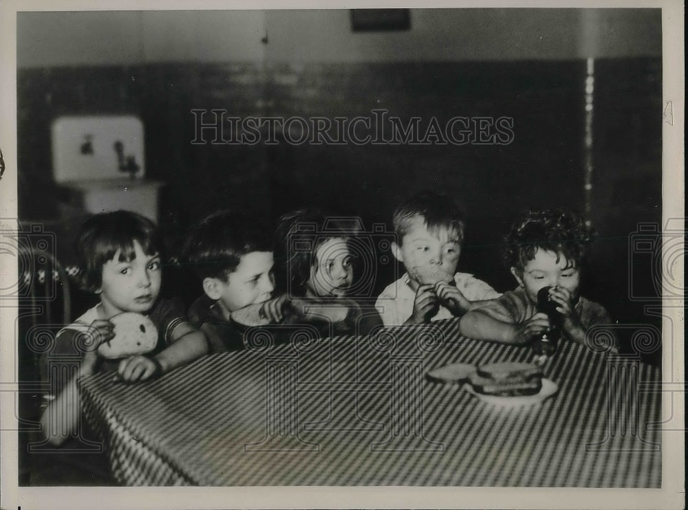 1937 Press Photo Little Flood Refugees Eat Their First Meal In Hours At School-Historic Images