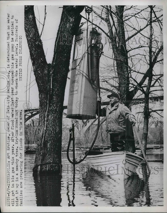 1952 Press Photo Art Krutina Puts Gas Pump in Tree, Twin City Marine, Flooding-Historic Images