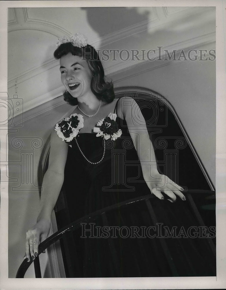 1941 Press Photo Model Wearing Fraternity Pins Of Fresh Flowers &amp; Violets - Historic Images