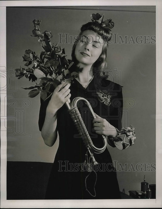 1941 Press Photo Model Holding Huge Boquet Of Fragrant Red Roses-Historic Images