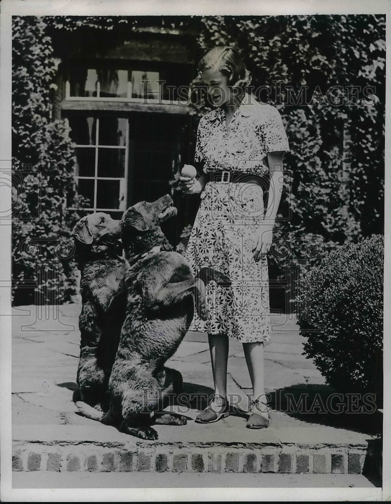 1937 Press Photo Ethel Du Pont and her dogs at Owl&#39;s Nest home near Greenville - Historic Images