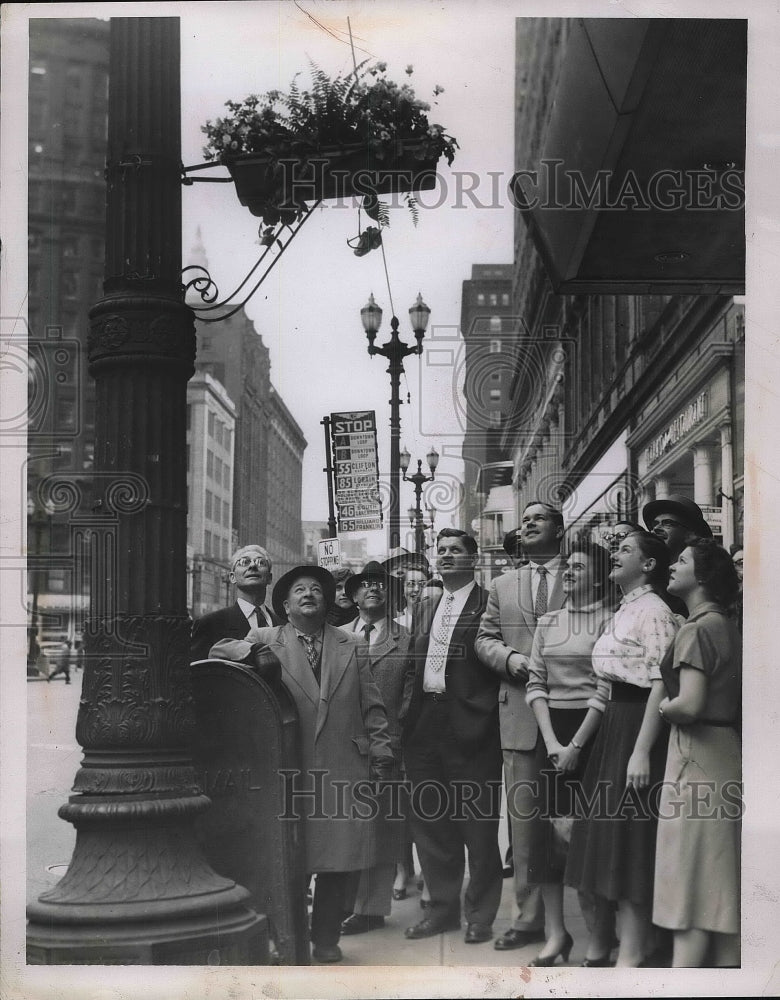 1955 Press Photo View Of Crowd On Euclid Avenue In Front Of Lane Bryant - Historic Images